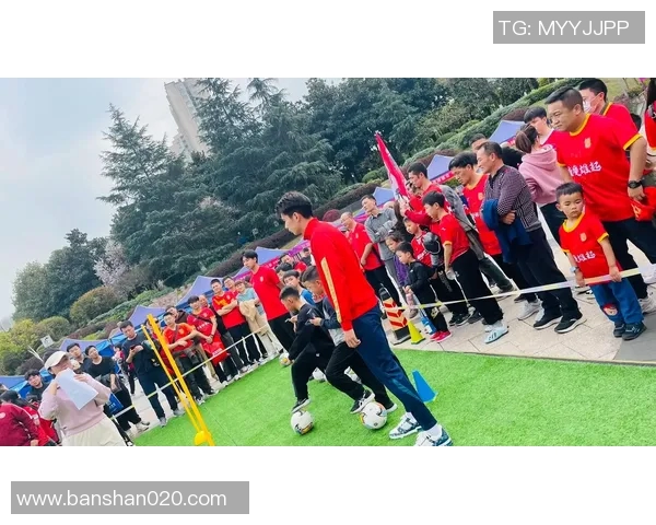 足球明星与女儿温馨互动共同朗读视频展现亲子情深与快乐时光