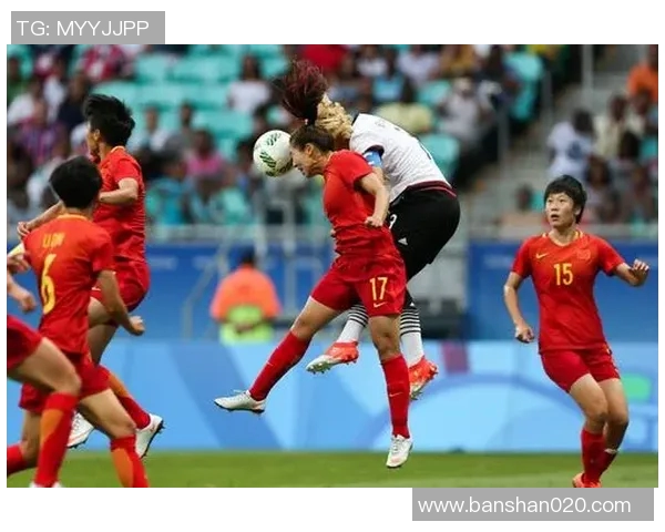 足球明星身着白袍的时尚风采与魅力展示全景图集